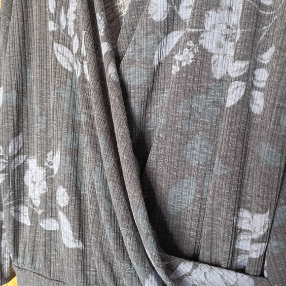 EUC Maurices Women's L Gray Blue Floral Knit Wrap Long Sleeve Office Blouse Top - Picture 4 of 6